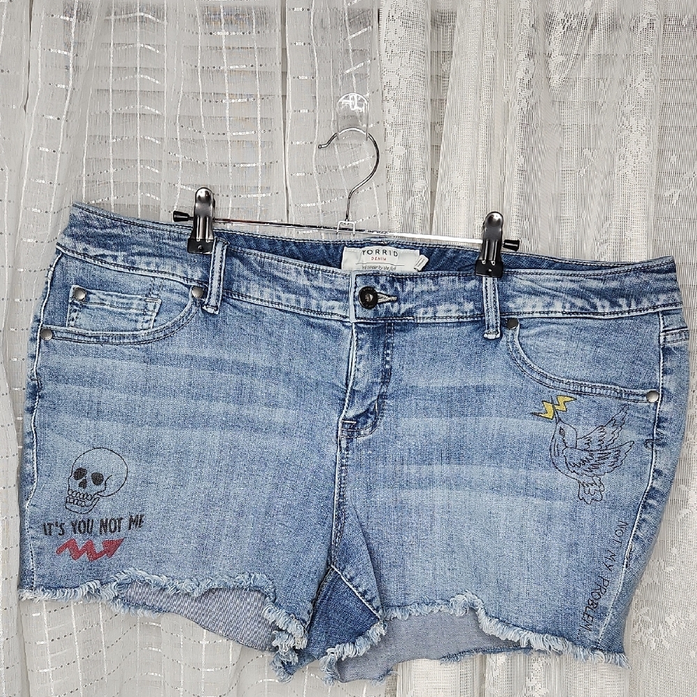 Torrid Bronx Doodle Cut Off Mini Shorts Mid Rise Stretch Medium Wash Sz18